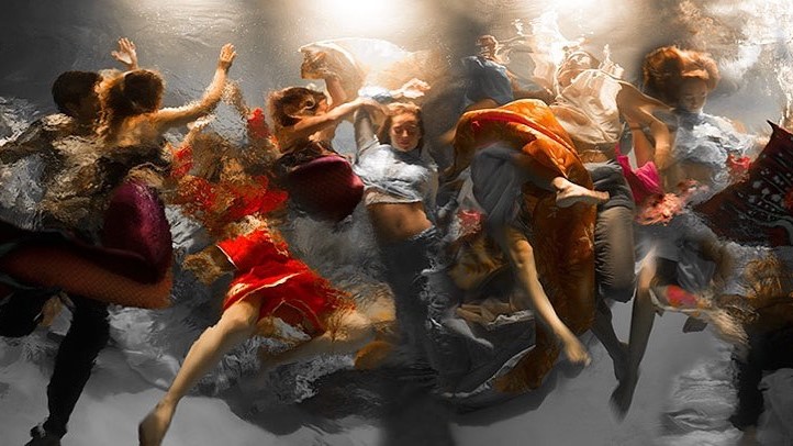 Álomszerű évődés a vízben