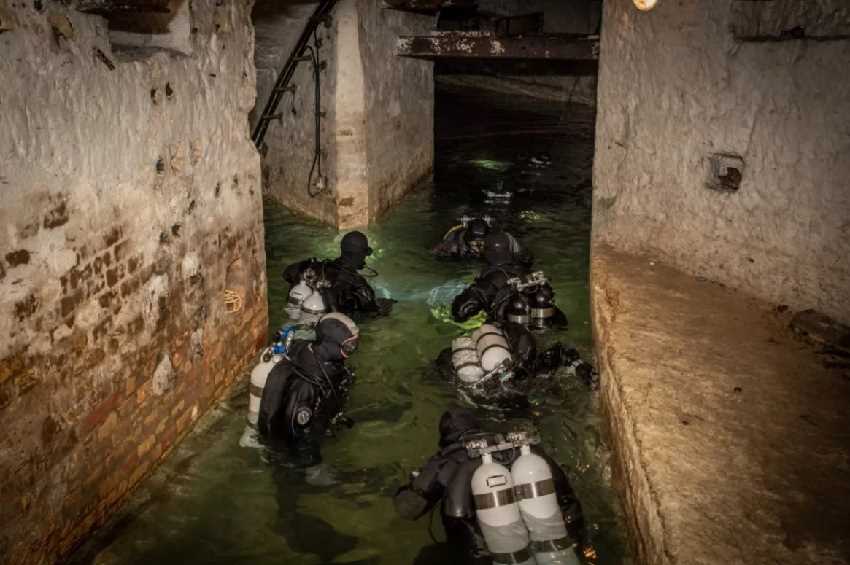 Katonai búvárok a kőbányai pincerendszerben