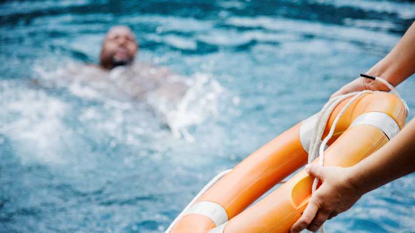 Elsősegély, Újraélesztő és Sürgösségi Oxigén Adó - REACT RIGHT